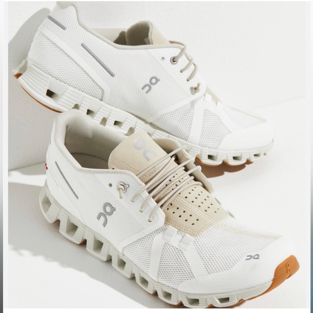 On Running Cloud 5 shoes in white sand
